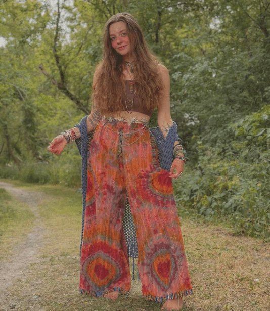 Ultra Music Festival Outfits - Tie-Dye Crop Top and Flared Pants Ultra Music Festival Outfits - Tie-Dye Crop Top and Flared Pants